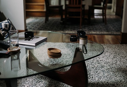 Стеклянный журнальный столик