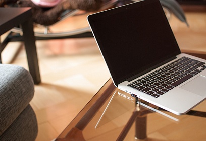 Стеклянный компьютерный стол