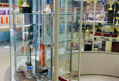 Стеклянный стеллаж