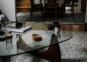 Стеклянный журнальный столик