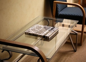 Стеклянный столик под телевизор