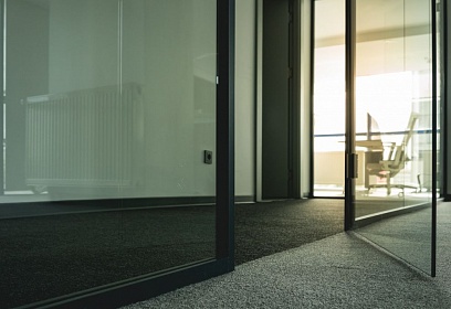 Стеклянная перегородка в комнате